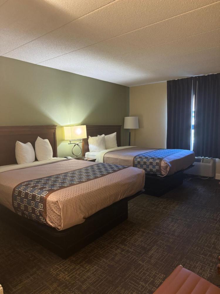 Queen Room with Two Queen Beds - Non-Smoking interior